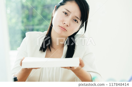A woman with a document 117848414