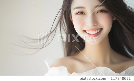 年輕可愛的亞洲女模特兒微笑。美麗的皮膚和頭髮的美女肖像 年輕可愛的亞洲女模特兒微笑。美麗的皮膚和頭髮的美女肖像 117848651