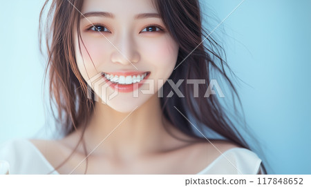 年輕可愛的亞洲女模特兒微笑。美麗的皮膚和頭髮的美女肖像 年輕可愛的亞洲女模特兒微笑。美麗的皮膚和頭髮的美女肖像 117848652