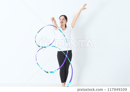 一名20多歲的女性正在做藝術體操彩帶 117849109