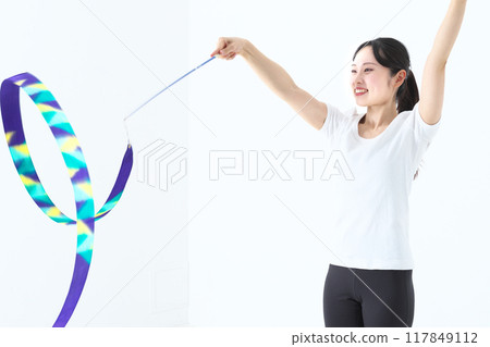 一名20多歲的女性正在做藝術體操彩帶 117849112