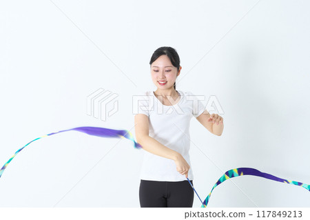 一名20多歲的女性正在做藝術體操彩帶 117849213