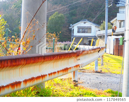 Rusted guard rail 117849565