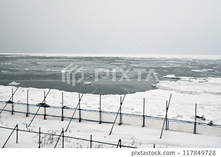 Sea where drift ice is covered 117849728