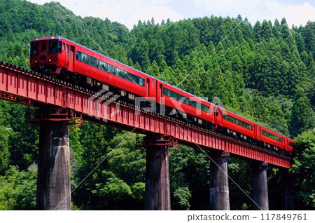 Kiha 185系列5輛特急由布的雄偉運行場景 Kiha 185系列5輛特急由布的雄偉運行場景 117849761