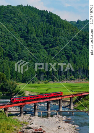 從九須川五號橋拍攝的特快由布的壯麗景色 從九須川五號橋拍攝的特快由布的壯麗景色 117849762
