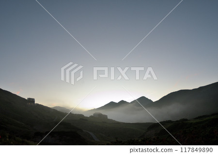 飄逸的薄霧，夕陽西下 117849890