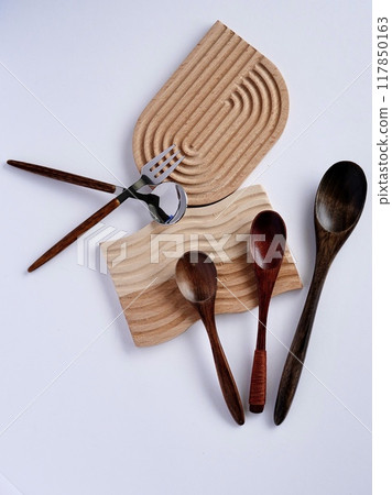 日常餐具放在白色背景的木製杯墊上 117850163