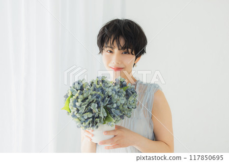 有花束的少婦 117850695