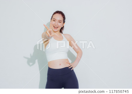 運動裝的女性 117850745