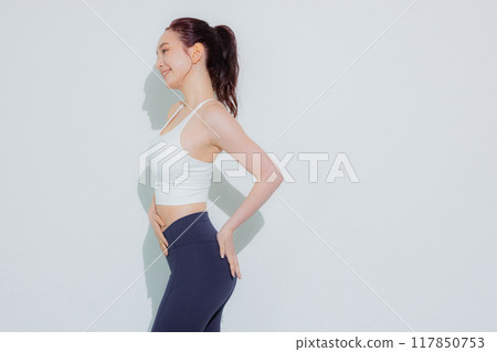 Women of sportswear 117850753