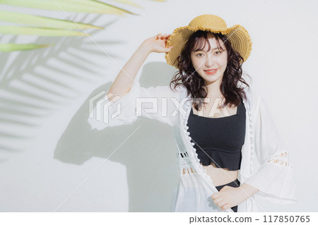 避暑勝地的年輕女子 117850765