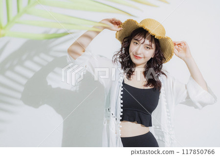 避暑勝地的年輕女子 117850766