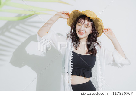 避暑勝地的年輕女子 117850767