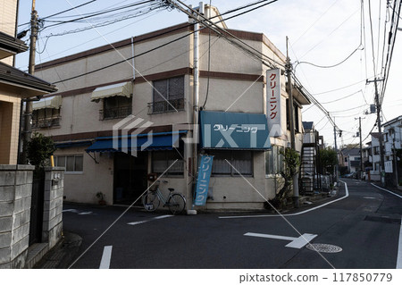 老清潔店,住宅區的清潔店 老清潔店,住宅區的清潔店 117850779