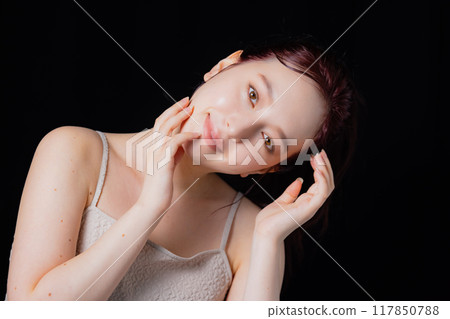 Woman with a ponytail 117850788