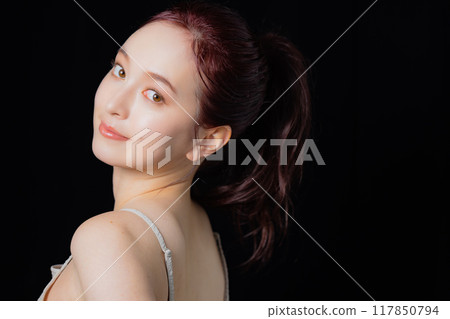 Woman with a ponytail 117850794