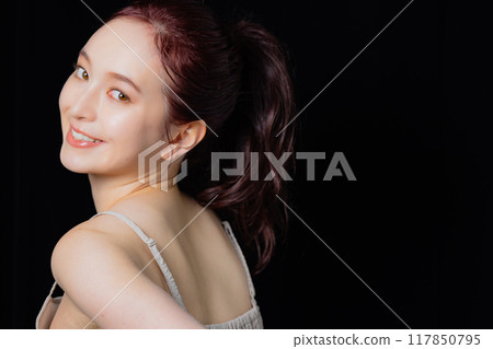 Woman with a ponytail 117850795