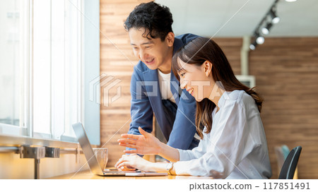 Two businessmen having a meeting 117851491