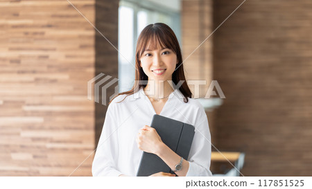 微笑有片劑的女商人 117851525