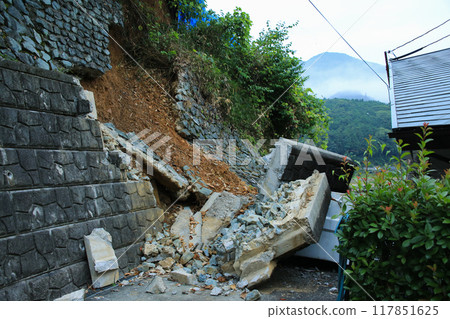 Disaster landslide 117851625