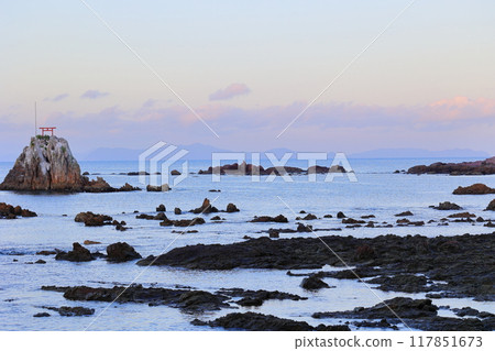 牛浜風景區早晨魔法時刻小島的背景 117851673