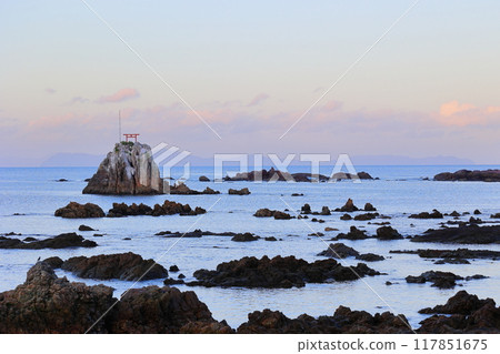 牛浜風景區早晨魔法時刻小島的背景 117851675