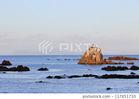 牛浜風景區早晨魔法時刻小島的背景 117851710