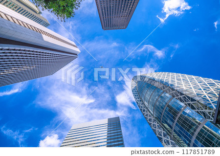 日本東京城市景觀，俯瞰飛機、東京時尚學園繭塔、日本財產保險等 = 8 月 20 日 117851789