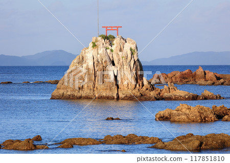 牛浜風景區：沐浴在朝陽下的鈴目鳥居 117851810