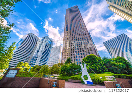 日本八月的東京城市景觀。新宿一番街、新宿中心大樓、工學院大學等景觀=20號 117852017