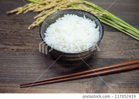 白米飯和米穗放在碗裡 白米飯和米穗放在碗裡 117852419