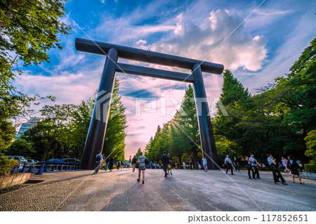 日本東京的街景 戰爭結束的那一天...我們不會重演悲劇...馬英九的身影消失了...酷暑參拜靖國神社的人們=八月 日本東京的街景 戰爭結束的那一天...我們不會重演悲劇...馬英九的身影消失了...酷暑參拜靖國神社的人們=八月 117852651