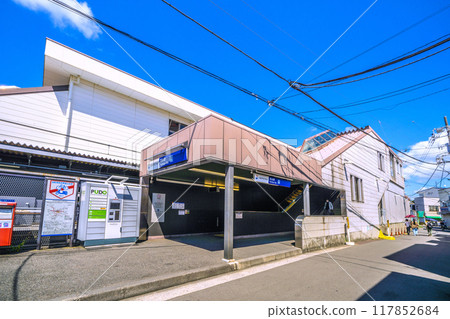日本橫濱城市景觀,八月。相鐵 西谷站南口等景觀入口旁邊有一個送貨櫃。 日本橫濱城市景觀,八月。相鐵 西谷站南口等景觀入口旁邊有一個送貨櫃。 117852684