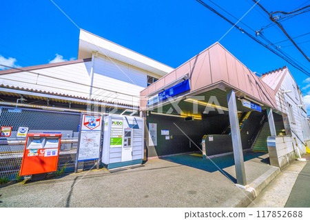 日本橫濱城市景觀,八月。相鐵 西谷站南口等景觀入口旁邊有一個送貨櫃。 日本橫濱城市景觀,八月。相鐵 西谷站南口等景觀入口旁邊有一個送貨櫃。 117852688