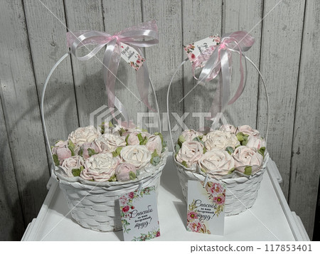 Marshmallows in a baskets. Marshmallow flowers. Homemade marshmallows. The inscription on the tag in Russian Made with love and Thank you for your invaluable work. Marshmallows in a baskets. Marshmallow flowers. Homemade marshmallows. The inscription on the tag in Russian Made with love and Thank you for your invaluable work. 117853401