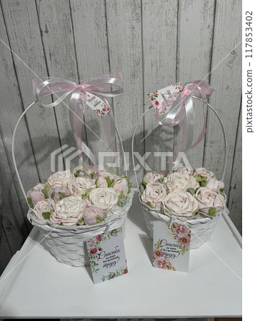 Marshmallows in a baskets. Marshmallow flowers. Homemade marshmallows. The inscription on the tag in Russian Made with love and Thank you for your invaluable work. Marshmallows in a baskets. Marshmallow flowers. Homemade marshmallows. The inscription on the tag in Russian Made with love and Thank you for your invaluable work. 117853402