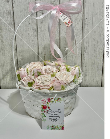 Marshmallows in a basket. Marshmallow flowers. Homemade marshmallows. The inscription on the tag in Russian Made with love and Thank you for your invaluable work. 117853403