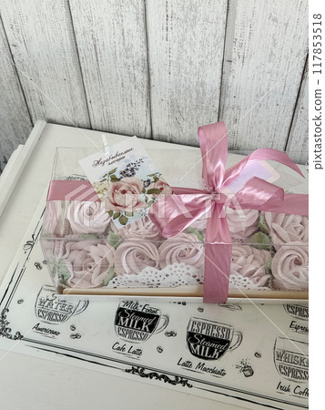 A box of homemade marshmallows. Tied with a ribbon. The tag has the inscription in Russian Unforgettable emotions. Flowers made of marshmallow. A box of homemade marshmallows. Tied with a ribbon. The tag has the inscription in Russian Unforgettable emotions. Flowers made of marshmallow. 117853518