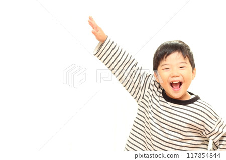 男孩擺出很酷的姿勢,白色背景 男孩擺出很酷的姿勢,白色背景 117854844