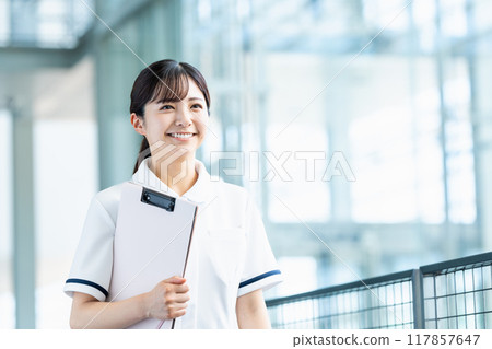 一名女醫務人員走過走道。 117857647
