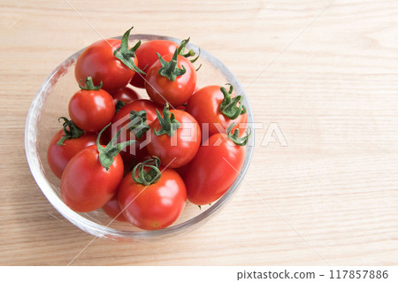 Medium tomatoes in a glass bowl Medium tomatoes in a glass bowl 117857886
