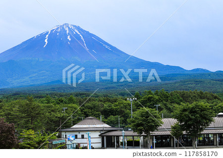 [Yamanashi Prefecture] Mount Fuji shining amidst fresh greenery 117858170