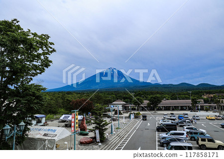 [山梨縣] 綠意盎然的富士山 117858171