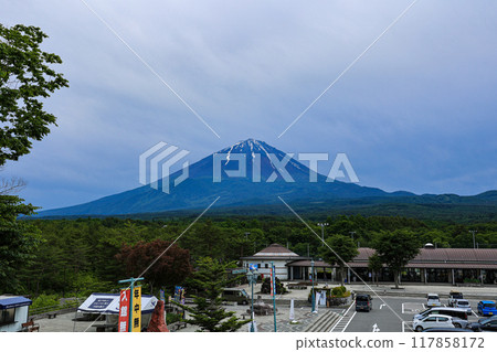 [山梨縣] 綠意盎然的富士山 117858172