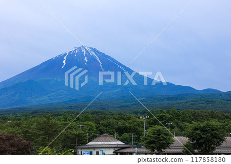 [Yamanashi Prefecture] Mount Fuji shining amidst fresh greenery 117858180