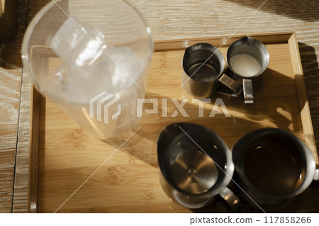 玻璃杯加冰、牛奶和濃咖啡 玻璃杯加冰、牛奶和濃咖啡 117858266