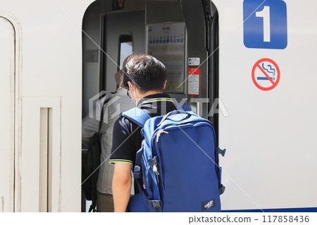 Passengers boarding the Shinkansen Station scenery Tourists Businessmen 117858436