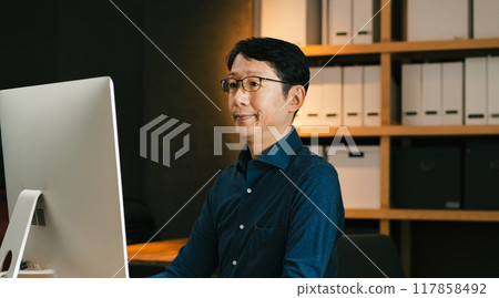 面對電腦的中年男子 117858492