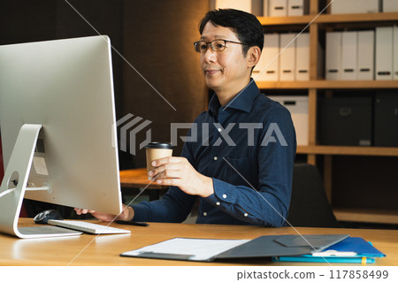 面對電腦的中年男子 117858499